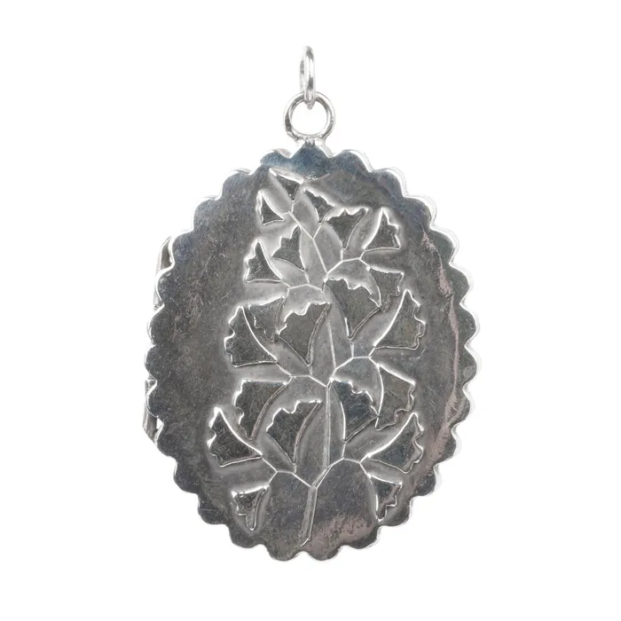 Necklaces Bell Bird Antiques Victorian Era Sterling Silver Locket with Maiden Hair Fern Necklaces Bell Bird Antiques Victorian Era Sterling Silver Locket with Maiden Hair Fern